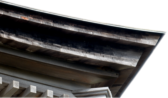 屋根は五重塔としては珍しい薄い板を張り付けた「栩葺(とちぶき)」になっています。